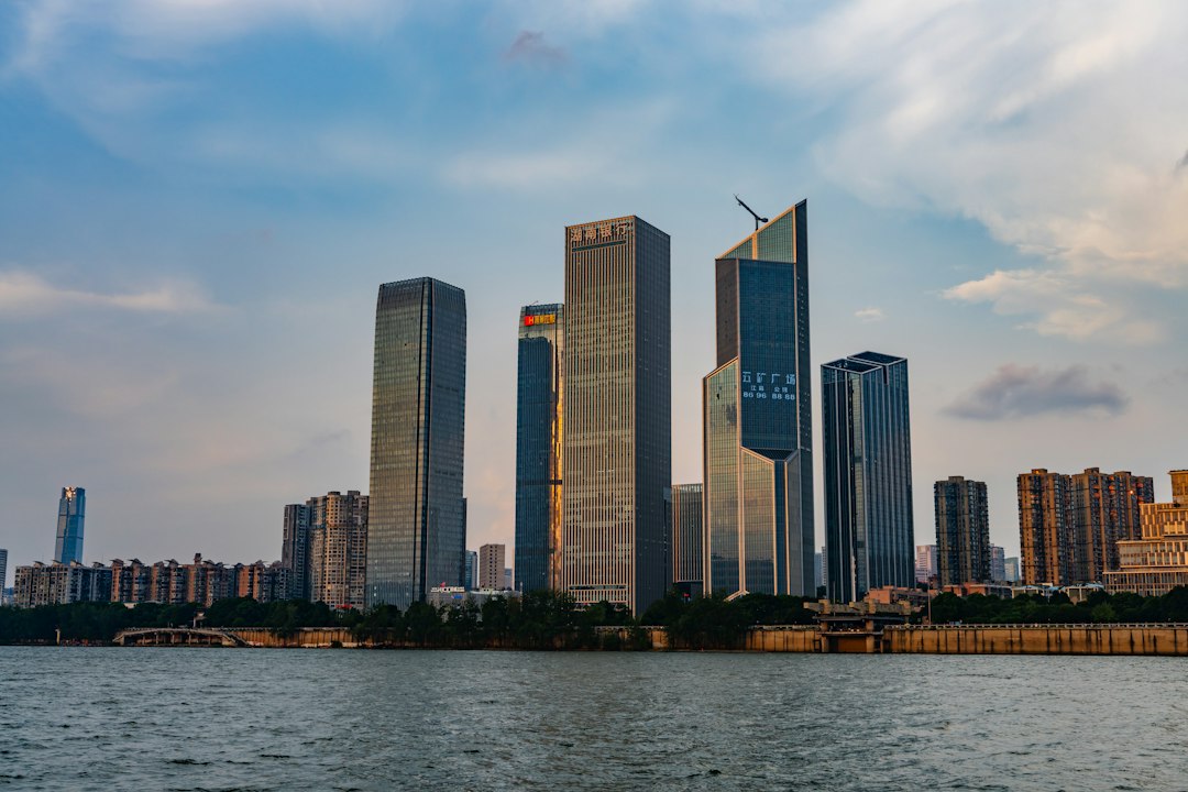 Arquitetura corporativa representando expansão empresarial