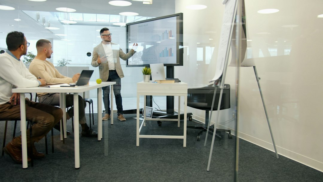 Equipe executiva analisando indicadores em ambiente corporativo